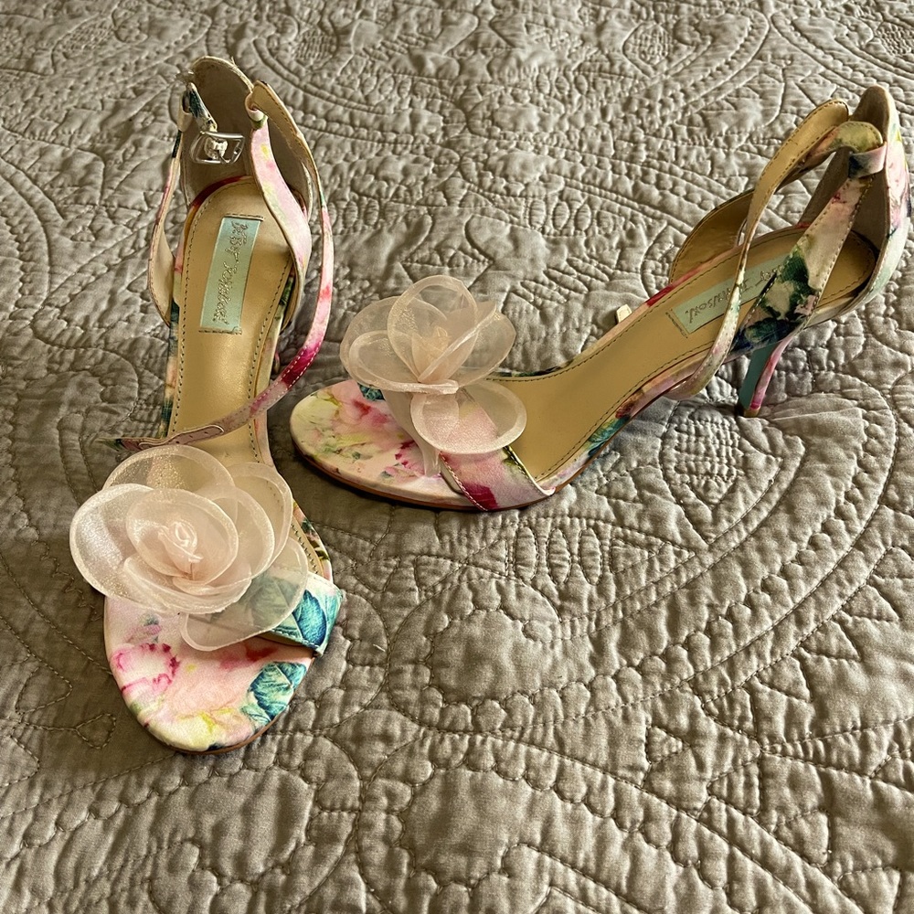 Betsy Johnson kitten heel floral print